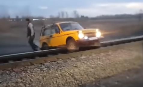 Товарняк протаранил «Ниву»: видео